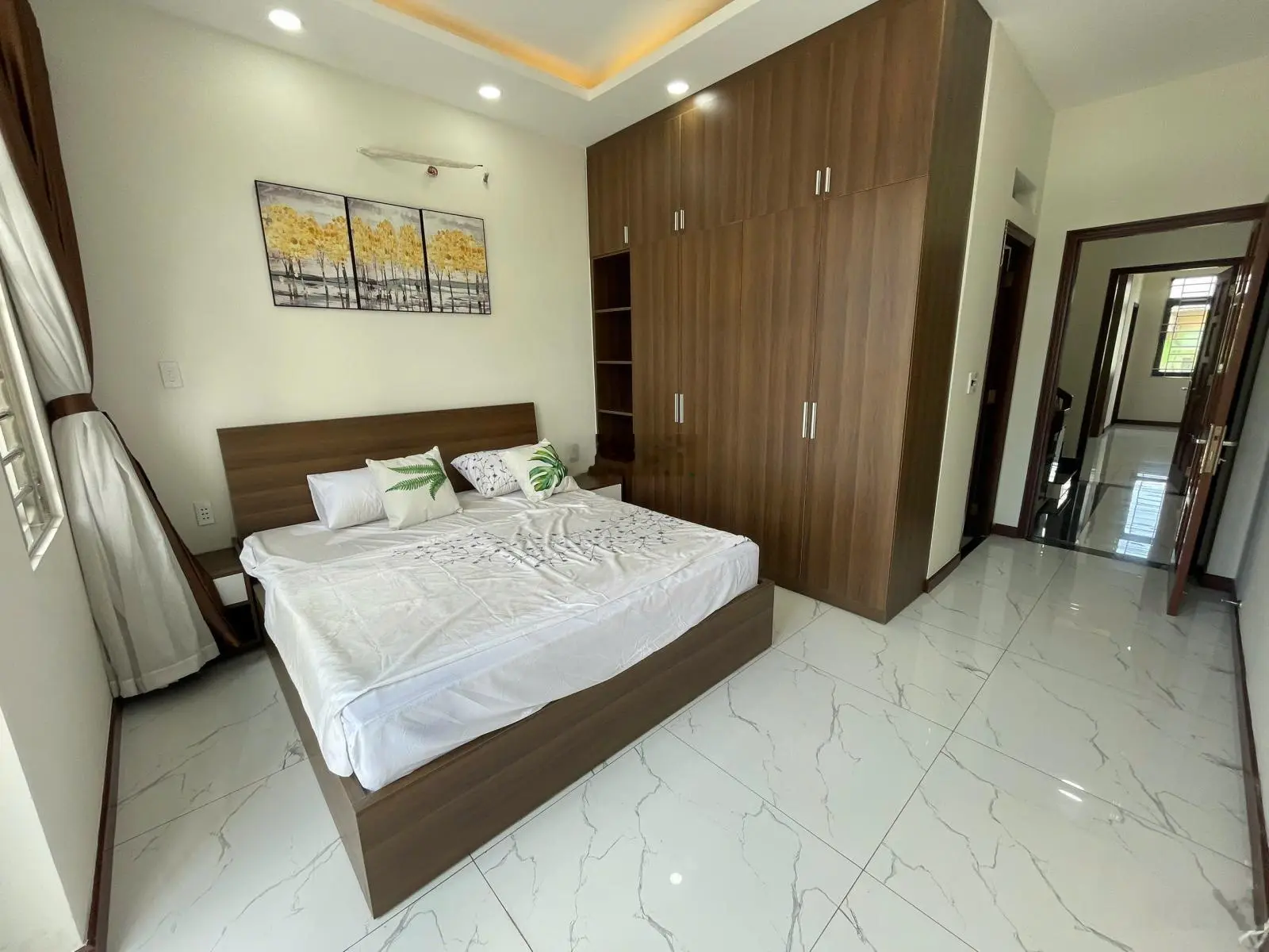 Bán nhà phố thương mại mặt đường Nguyễn Thị Khắp, trung tâm dĩ an, sổ đỏ sẵn, công chứng trong ngày