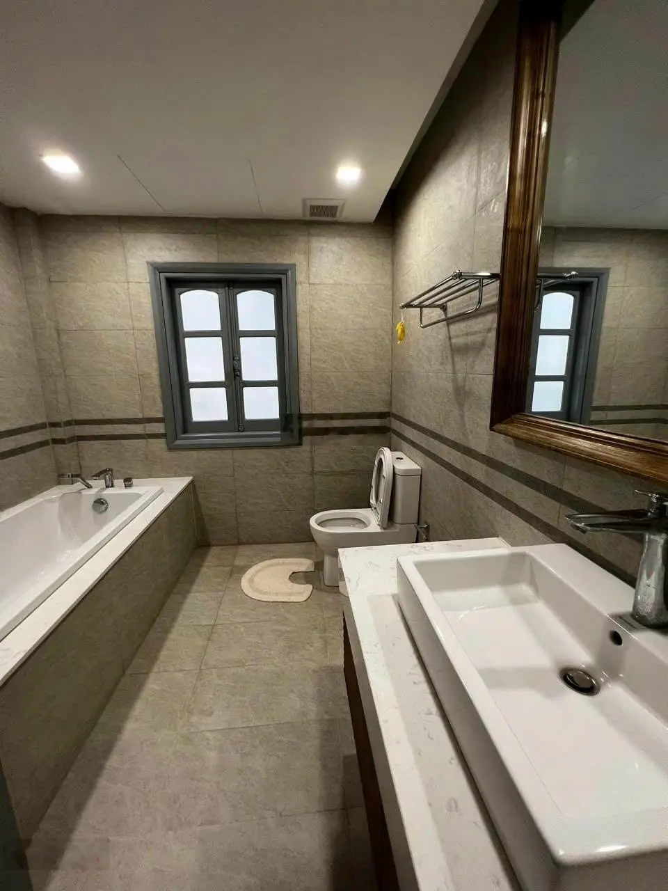 Bán biệt thự ngõ 52 Tô Ngọc Vân, Tây Hồ, 120m2, 5 tầng, MT 8.2m, gara ô tô, full nội thất, 42.5tỷ