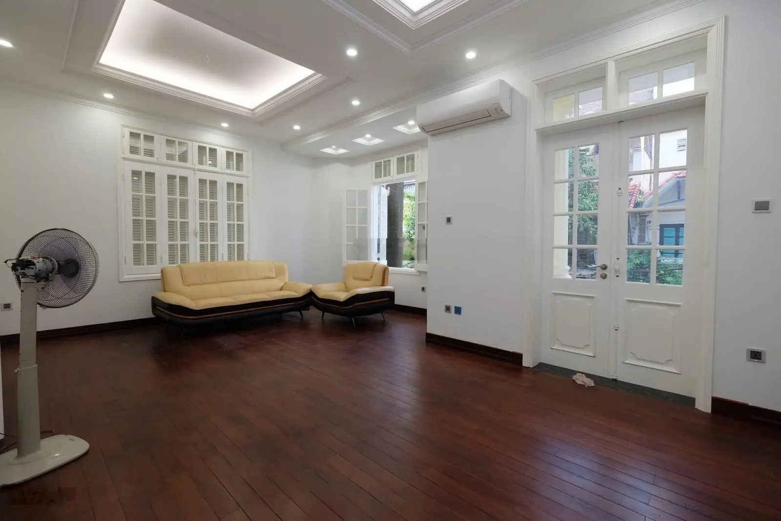 Bán nhà cực đẹp ngõ 275 Âu Cơ 160m2, 4 tầng, mặt tiền 8m. Sổ đẹp, giá rẻ. Tiện ở và đầu tư giữ tiền