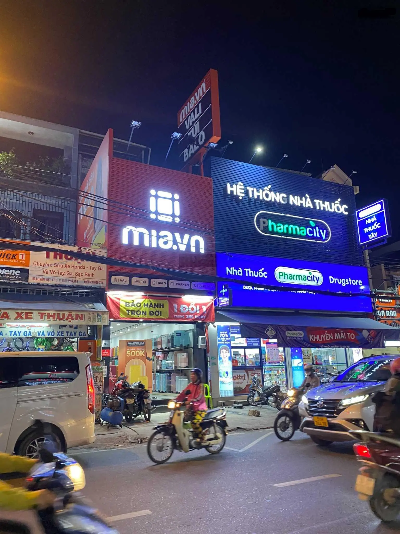 Nhà 3 lầu MT Lê Văn Việt(đường nhỏ) Q9. DT: 4,2 * 25 = 105 m2. HĐ thuê 40tr. Gía 23 tỷ