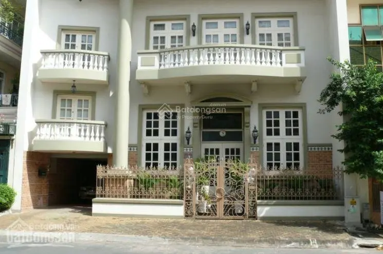 Bán villa mặt tiền Lạc Long Quân, P. 10, Q. Tân Bình (DT: 10x20m) 3 tầng thang máy sân vườn