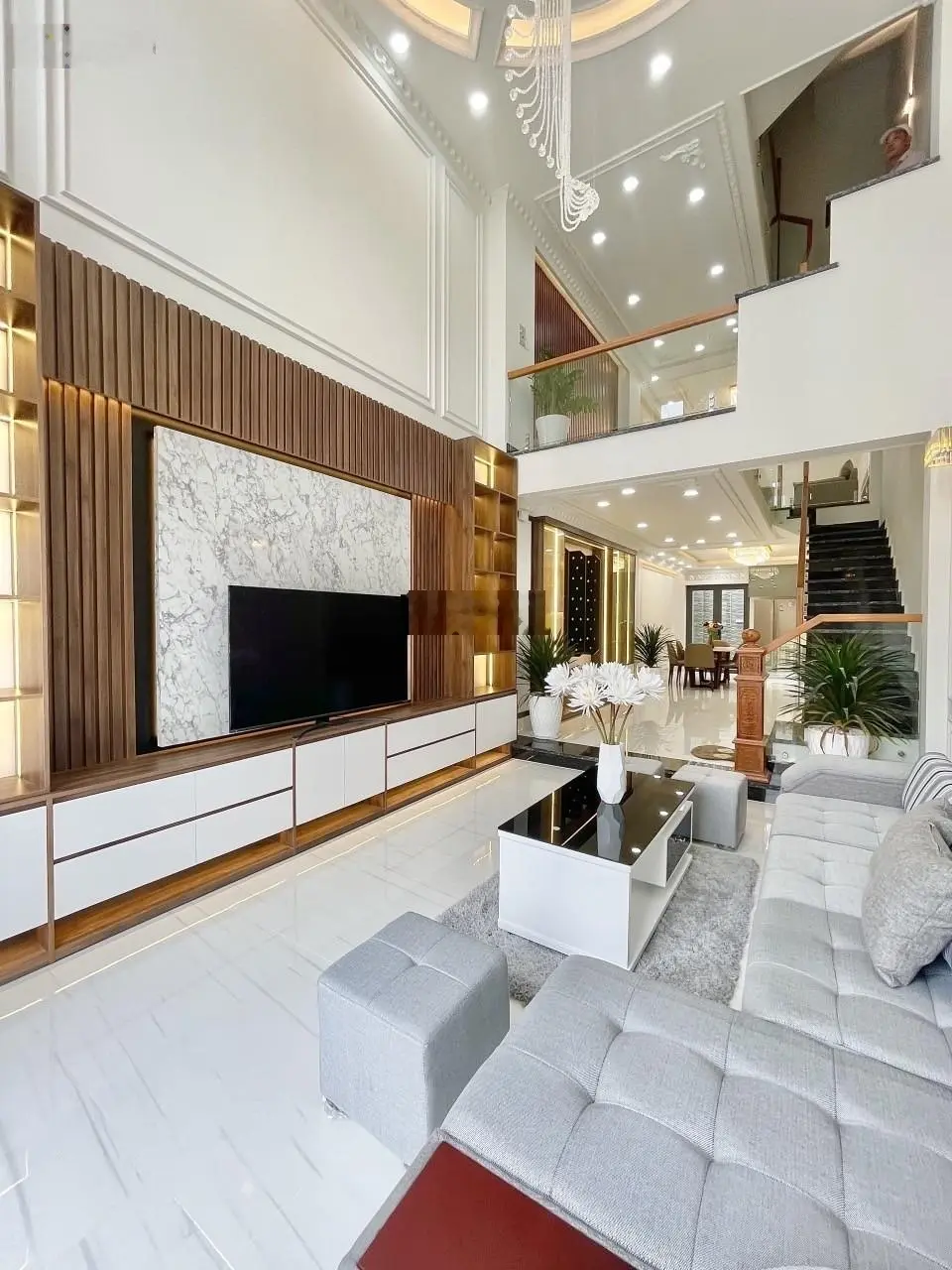 Siêu hiếm, Quốc lộ 13, Hiệp Bình Phước, hẻm xe tải 8m, 4 tầng, 105m2, sổ hồng hoàn công, chỉ 10 t.y