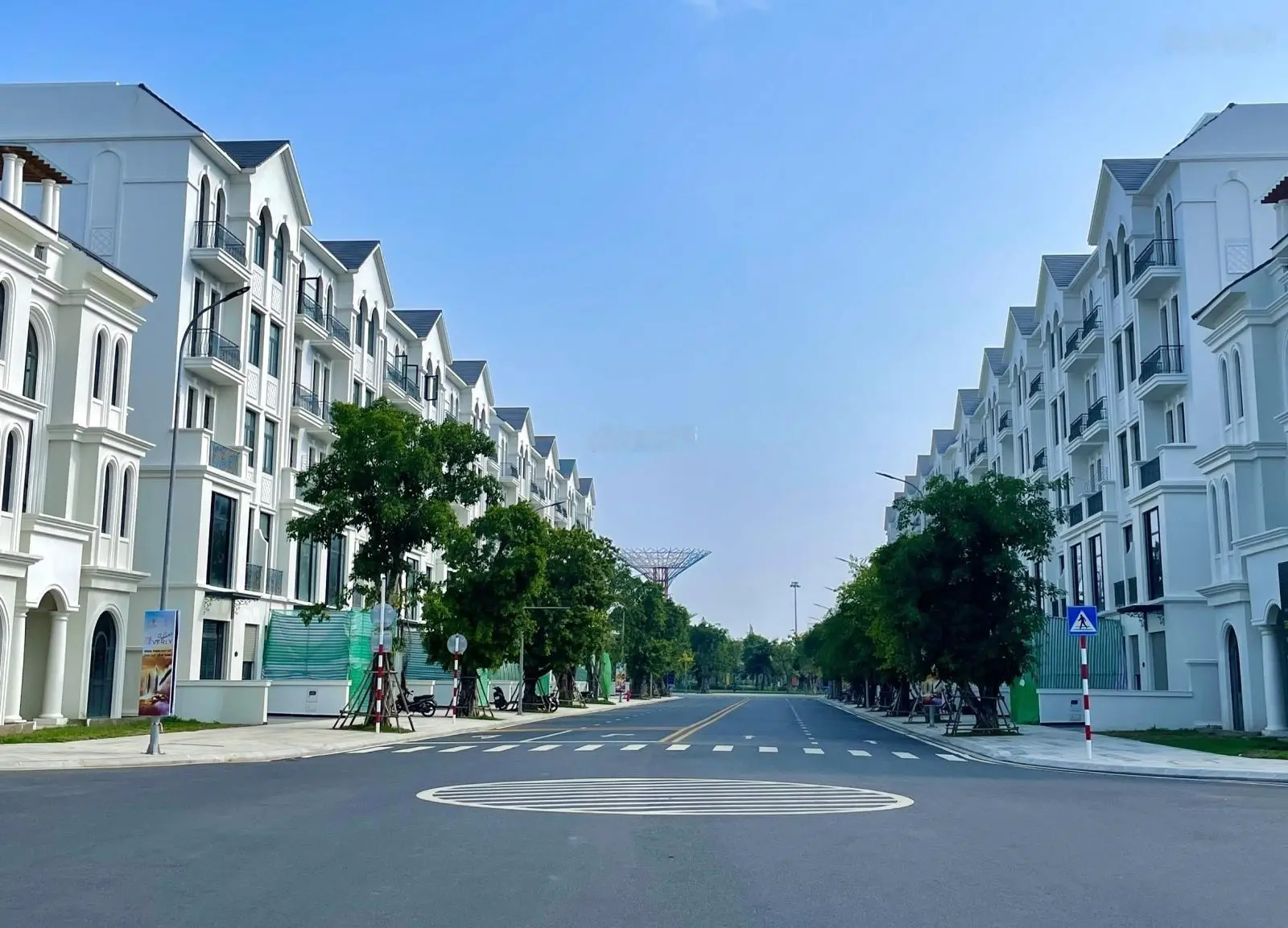Bán căn nhà phố hoàn thiện cơ bản, sẵn hợp đồng thuê chỉ 17 tỷ, có sổ hồng tại Vinhomes Grand Park