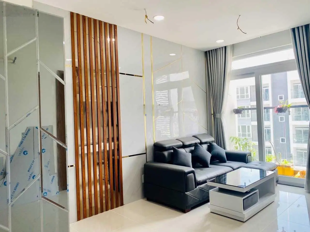 Cần bán gấp căn 54m2 2PN 1WC nội thất đầy đủ giá 2,28 tỷ, view ngắm pháo bông