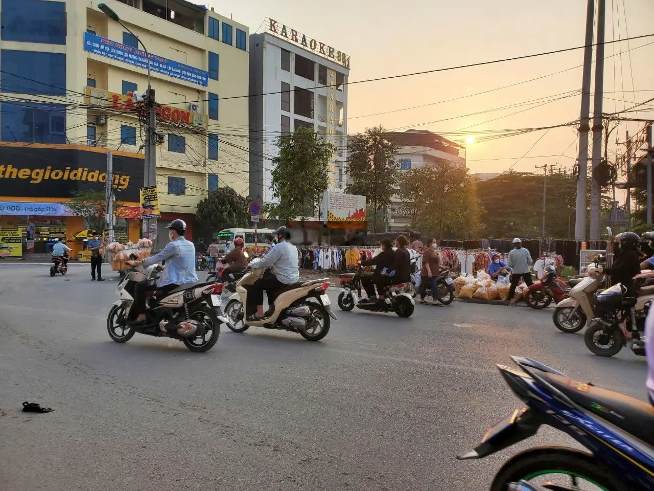 Ngã tư Đa Cấu Nam Sơn cần bán nhanh căn nhà 100m2, MT 5m giá chỉ 9 tỷ