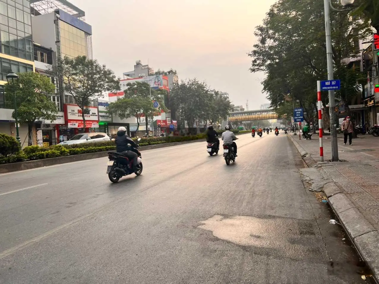 Bán nhà chính chủ, mặt phố Nguyễn Văn Cừ, Long Biên, 60m2, 6 tầng, tháng máy. 24 tỷ