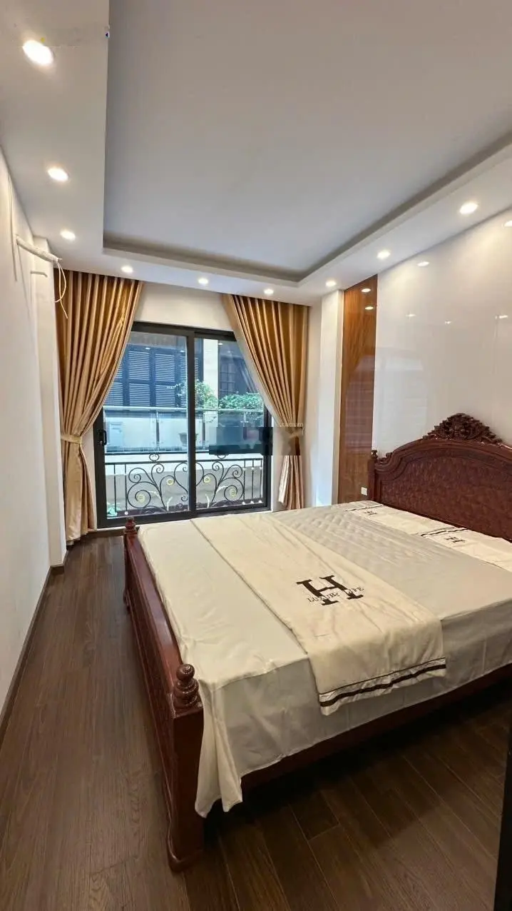 Bán nhà mặt ngõ Hào Nam, vị trí đắc địa, 28m2, 6 tầng. 7.35 tỷ