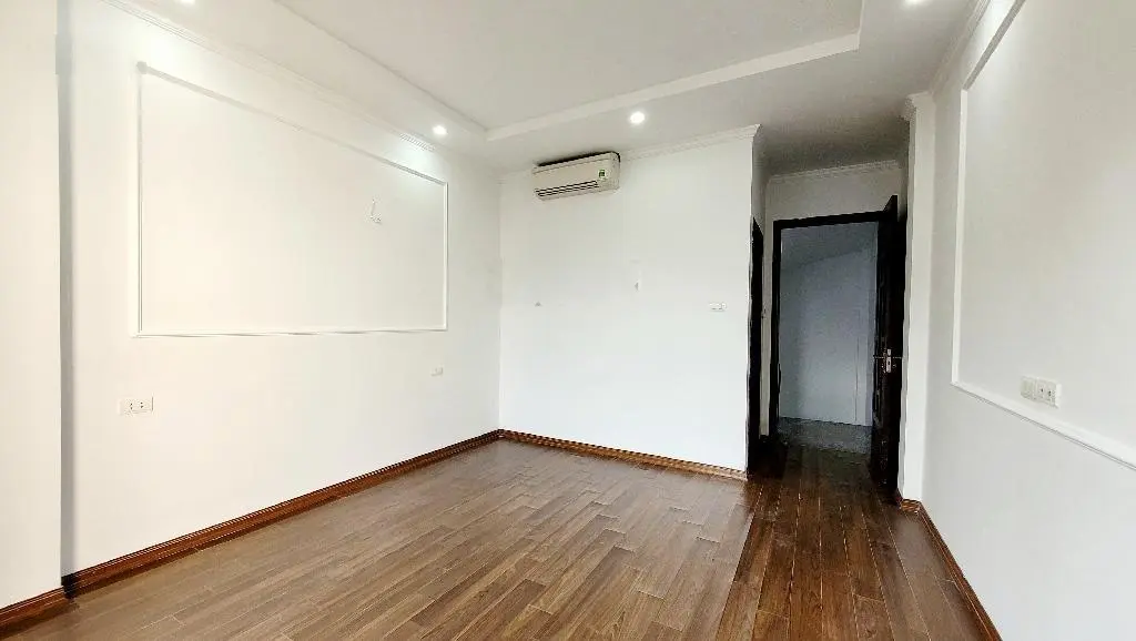 Nhà đẹp - ngọc thuỵ- gần phố - đường rộng - ngõ thông - ô tô đỗ cổng - tiện ích - ở sướng