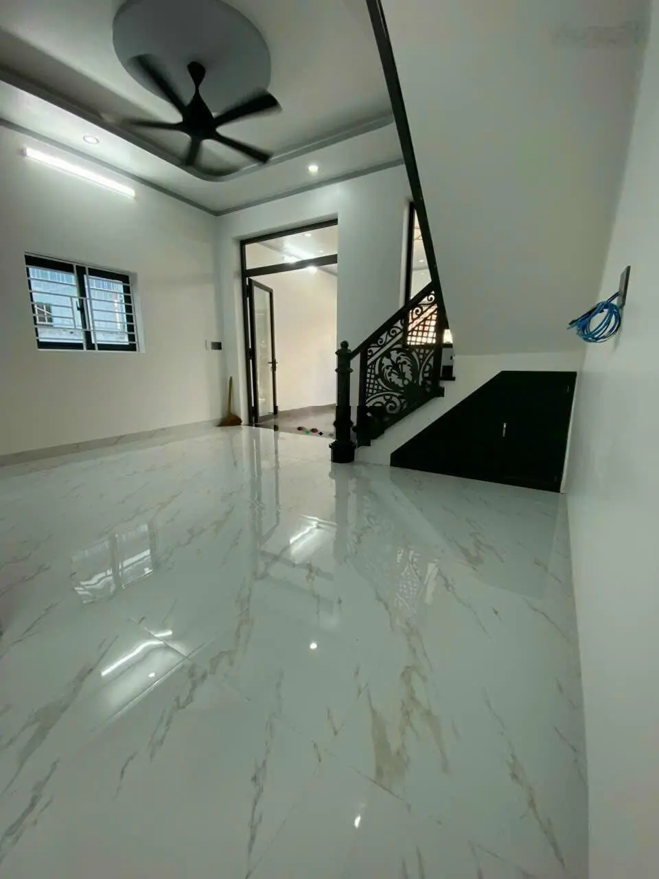 Nhà đẹp 1 trệt 1 lầu lô góc, full nội thất, SHR hoàn công, đường xe hơi thông, gần cầu Hang