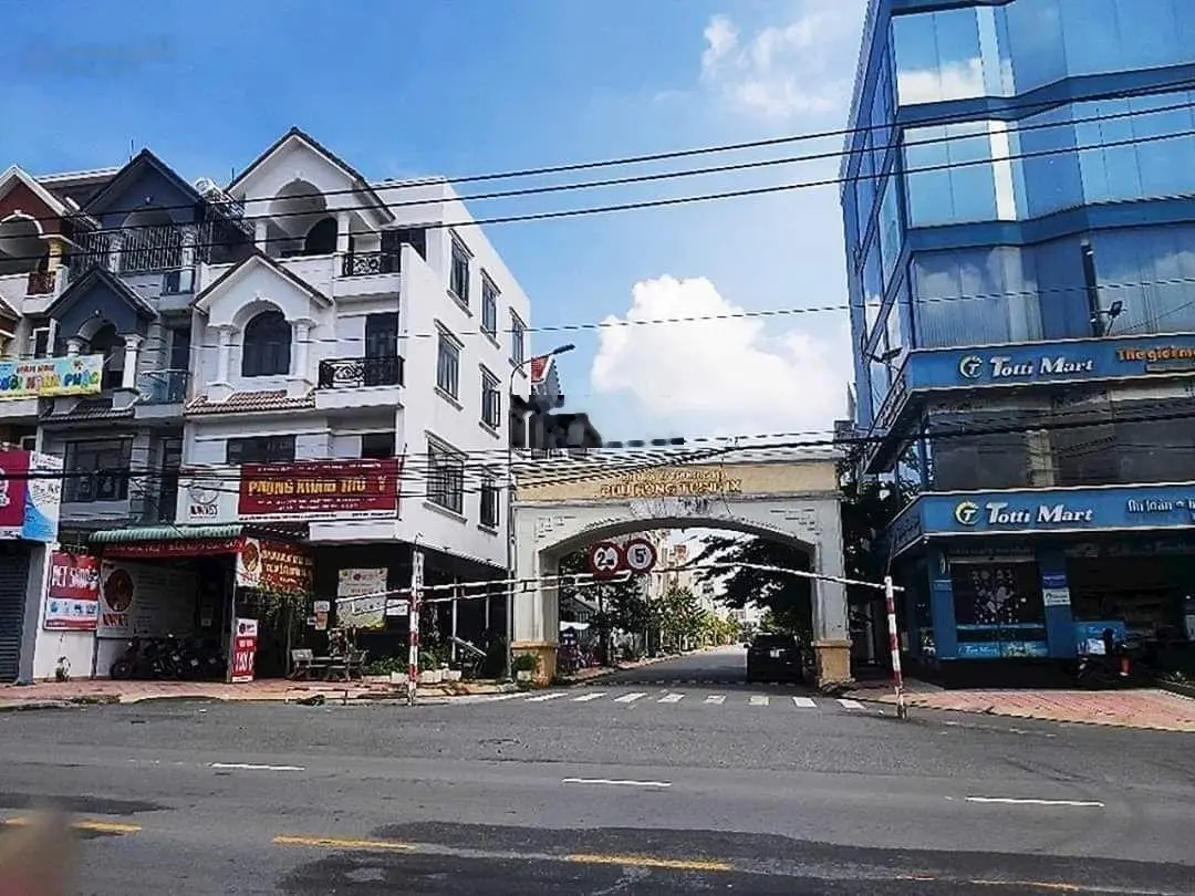 Cần bán gấp tòa nhà 2 mặt tiền ngay ql1k và đt743 tp dĩ an, bình dương. Diện tích 122m