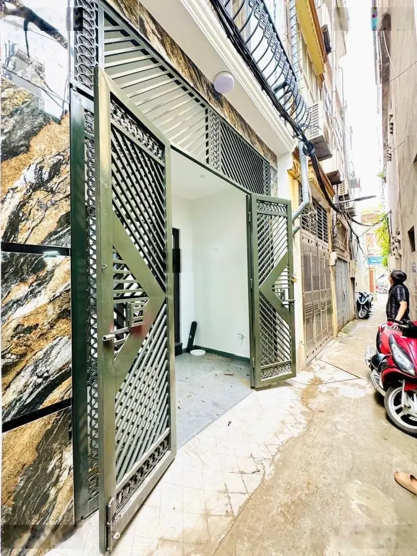 Siêu phẩm 5 tầng thang máy - cách phố vài bước chân ra phố Dương Văn Bé, 3 ô tô tránh thoải mái