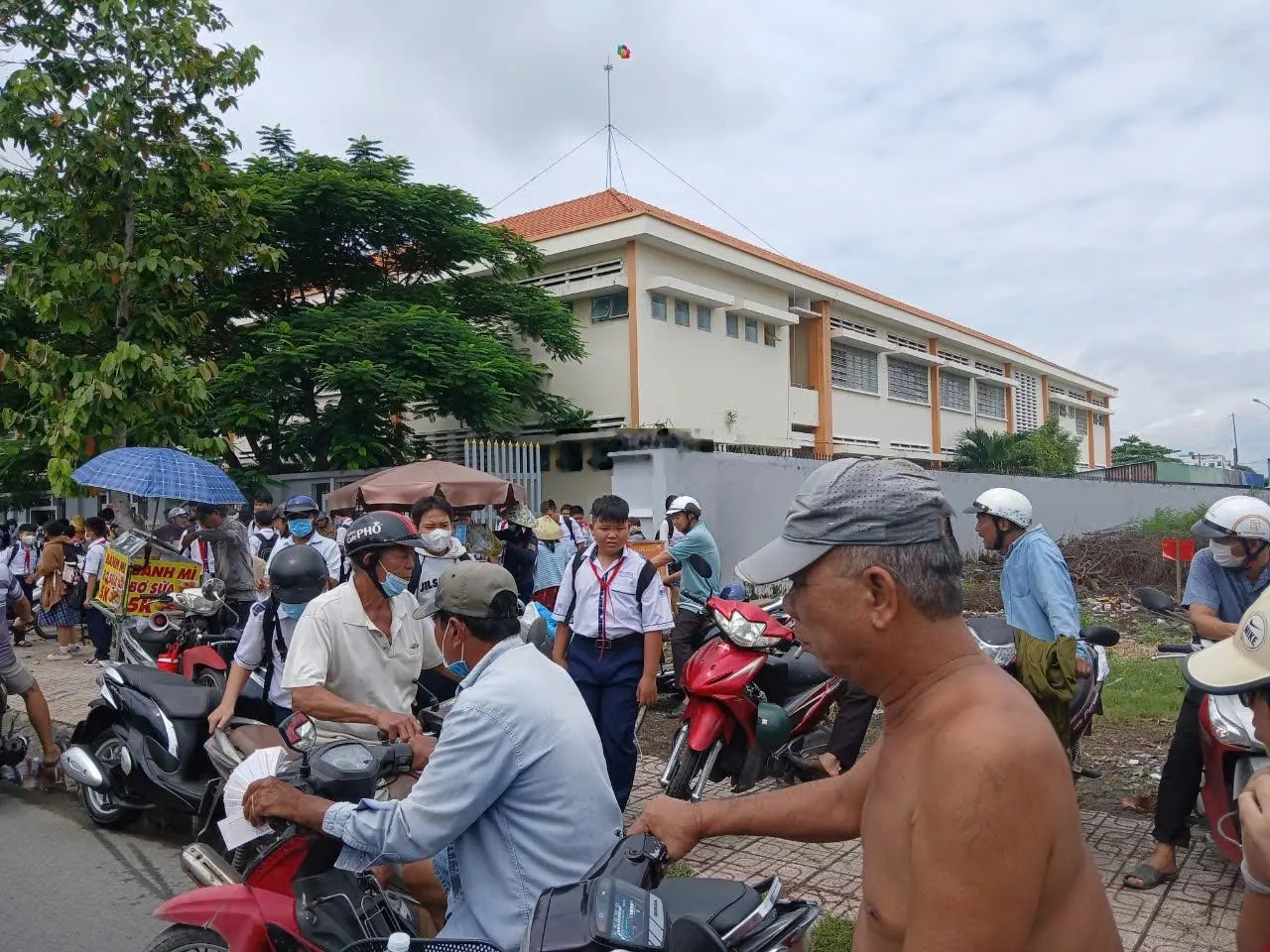 Bán lô 400m2 đẹp nhất đường NG An Ninh , ngay cạnh trường Cấp 2 , giá cực rẻ