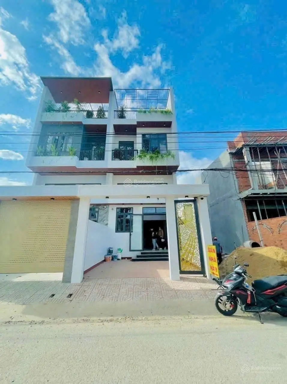Bán nhà sổ riêng đã hoàn công. Nhà mặt phố nằm trong khu dân cư vị trí trung tâm phường Bình Chuẩn