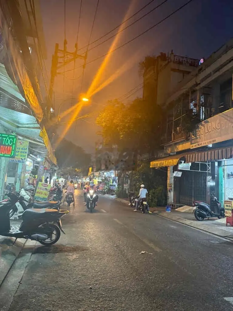 Nhà 1tỷ6 TL, Bùi Thế Mỹ, P10, TB, gần chợ, tiện đi khắp nơi, sổ hồng.