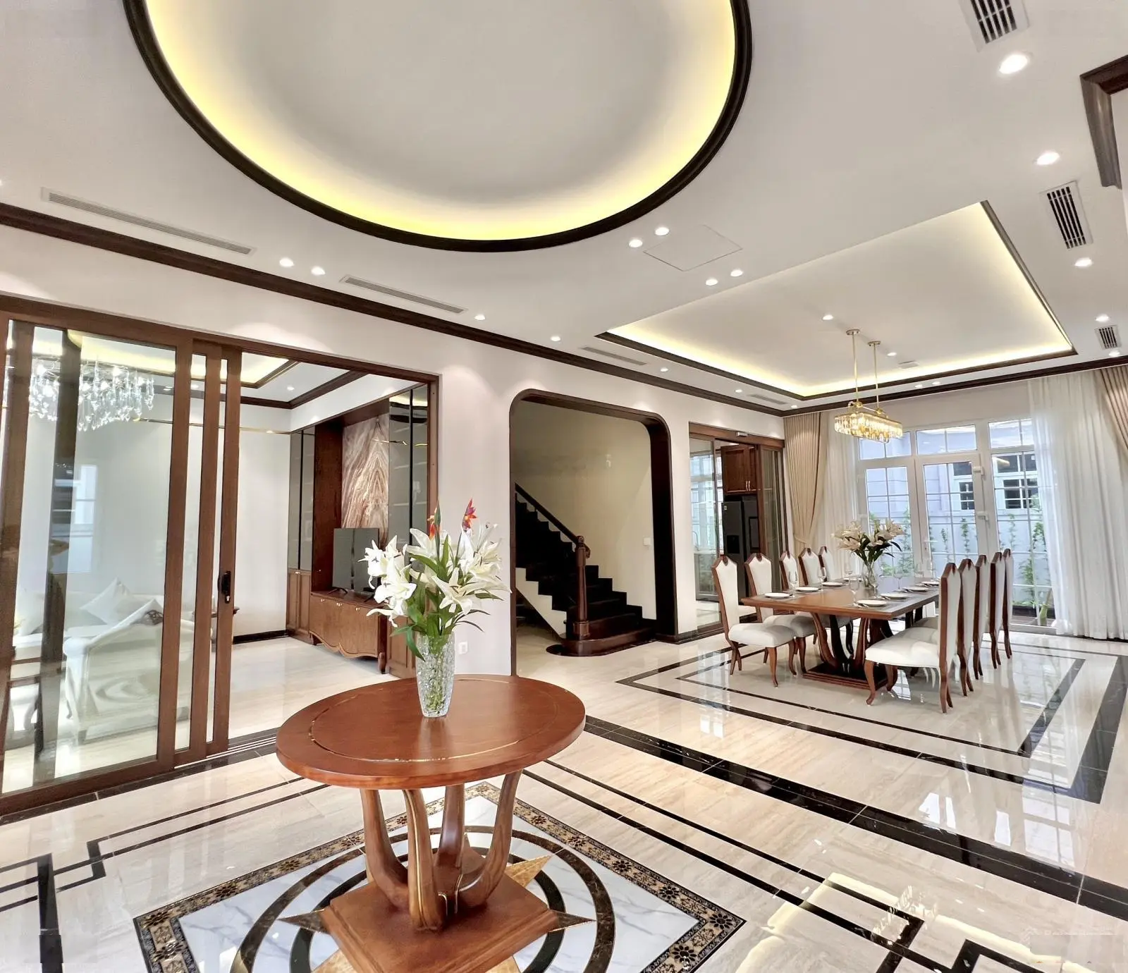 Bán biệt thự góc đẳng cấp 7PN sát công viên điều hoà 31ha mặt tiền 26m cạnh Vinhomes OSP1