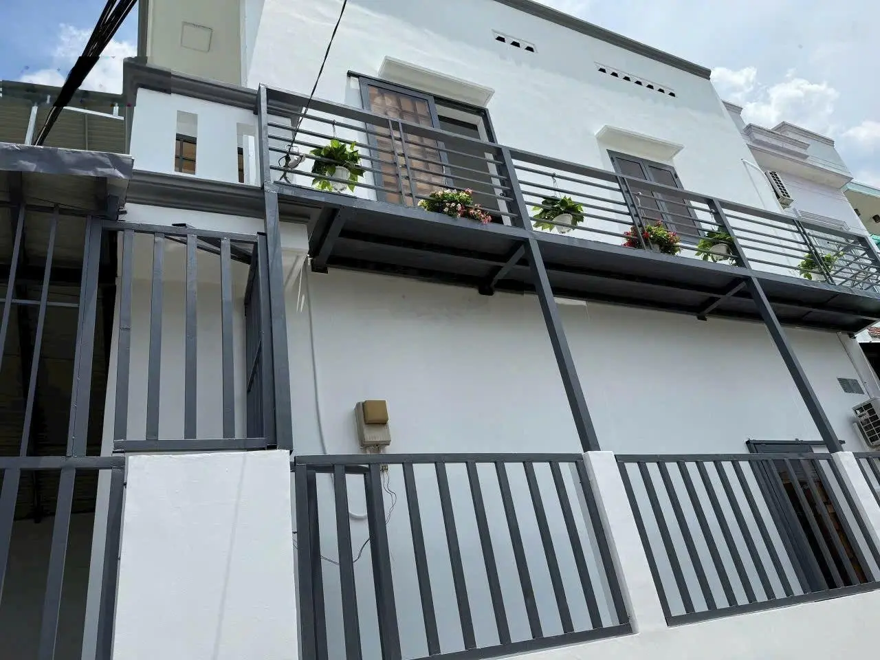 Bán nhà 1 trệt 1 lầu góc 2 mặt tiền hẻm đường Man Thiện chỉ 4,95 Tỷ LH 0909675116 Giang Võ