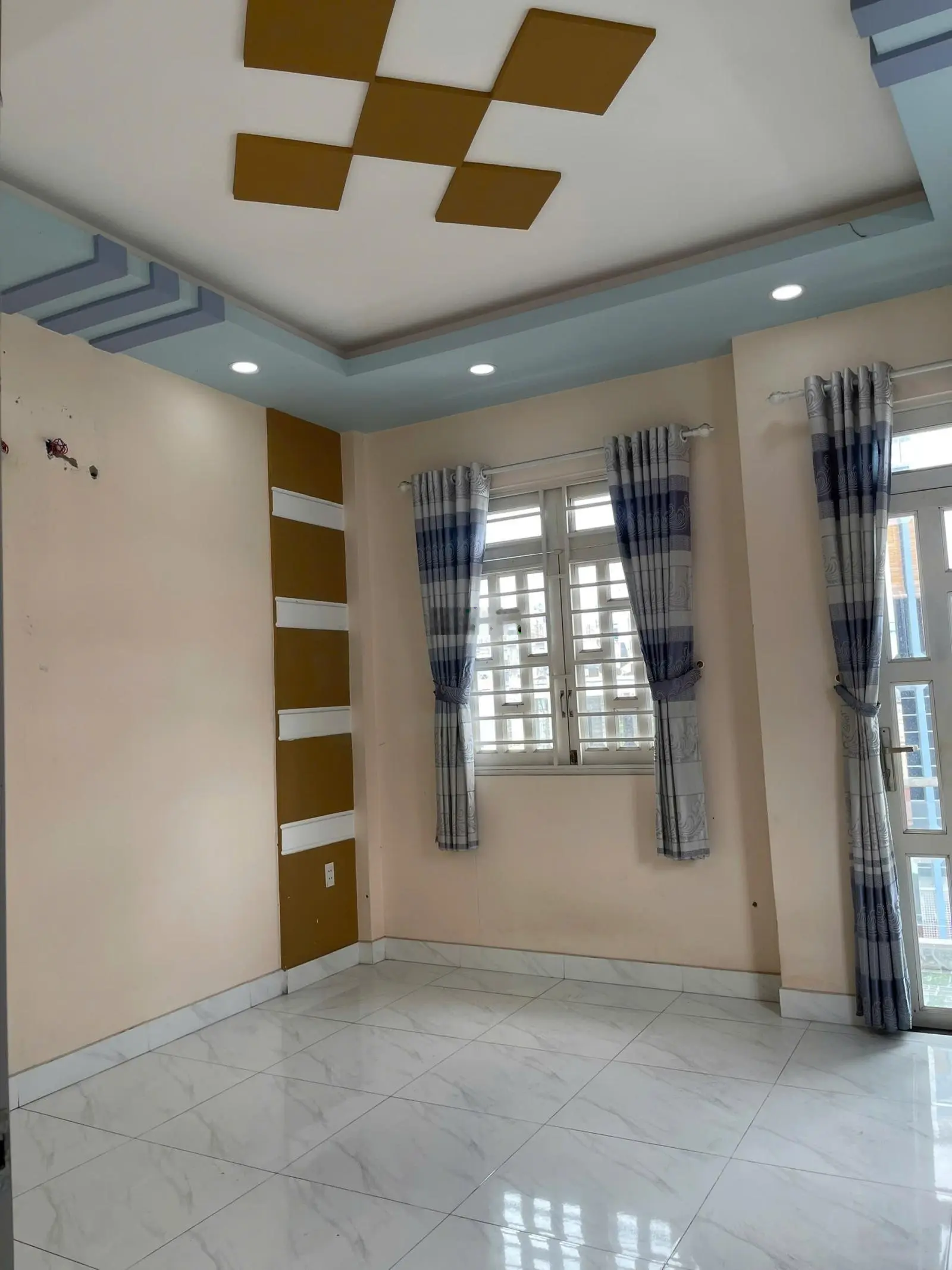 Hẻm 528 Điện Biên Phủ Quận 10, 4m x 11m, 5 tầng, xe hơi đỗ cửa, 9. X tỷ (thương lượng)
