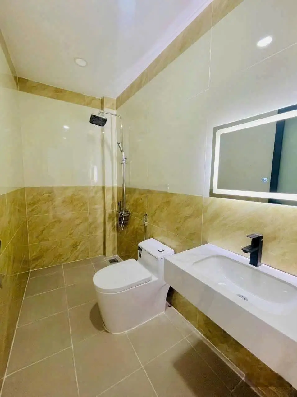 Bán nhà sổ riêng đã hoàn công. Nhà mặt phố nằm trong khu dân cư vị trí trung tâm phường Bình Chuẩn