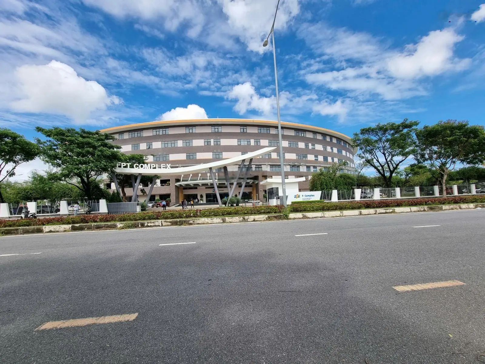 Bán lô đất 235m2 vip mặt tiền đường Nam Kỳ Khởi Nghĩa ngay đối diện trung tâm công nghệ FPT