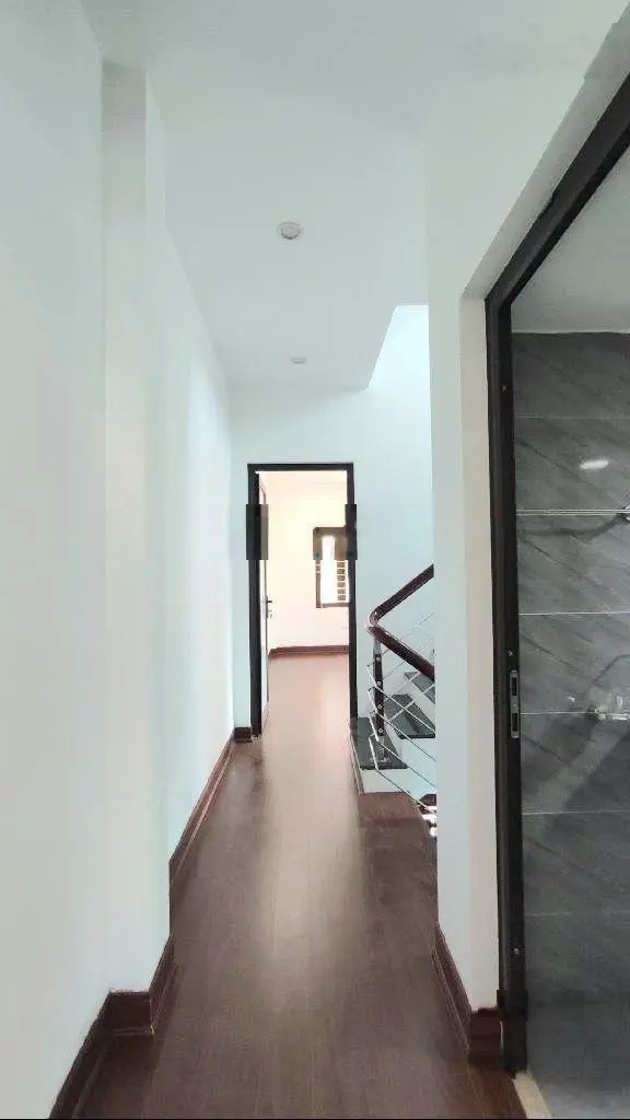 Bán gấp nhà 5 tầng 58m2 sát phố, ngõ thông. Gần khu đô thị Geleximco và trường liên cấp quốc tế