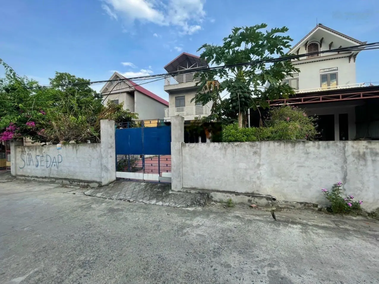 Chính chủ cần bán lô đất S = 200m2 sẵn nhà 3 tầng - sát chợ - trường học - cách HN chỉ 23km