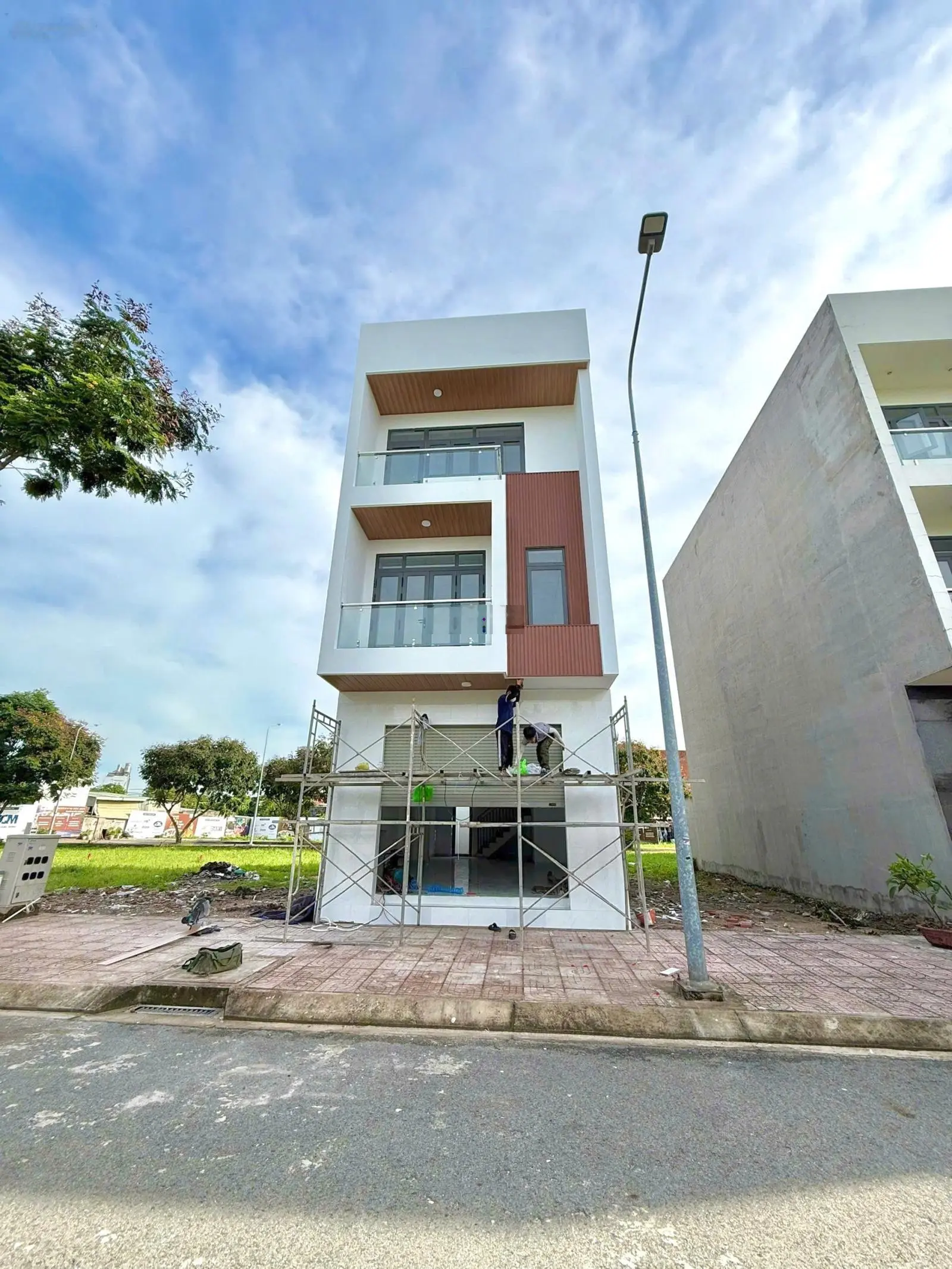 Bán gấp nhà phố mặt tiền - giá chỉ 2,x tỷ