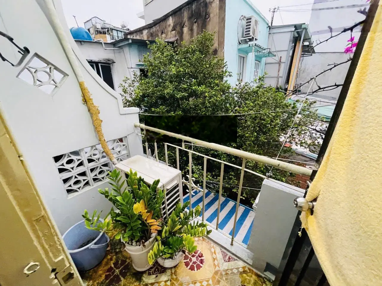 Nhà bán giá rẻ chỉ 2.1 tỷ, hẻm xe hơi hơn 3,5m, Q. Bình Thạnh giáp Quận 1