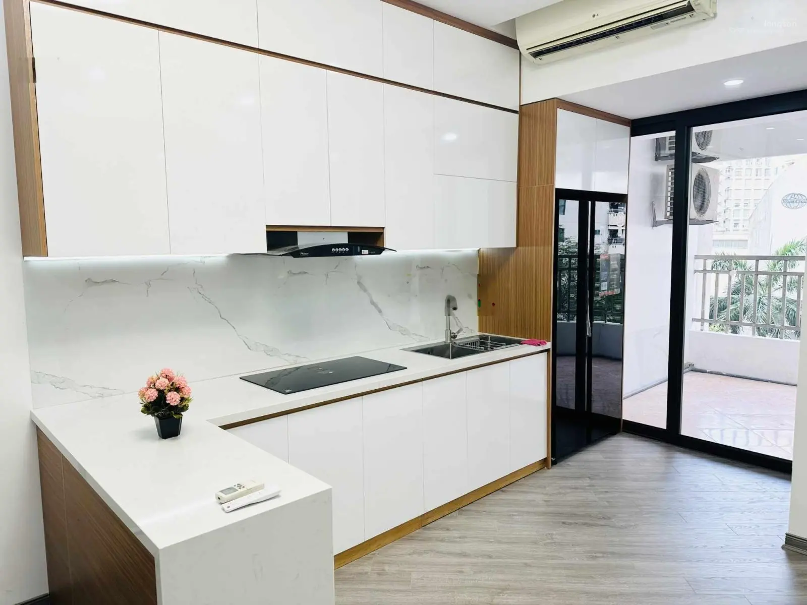 Gia đình cần bán căn 3pn, 2wc, S = 133m2, giá 6.3 tỷ, tại Riverside Garden, sổ đỏ. LH: 0985 232 ***