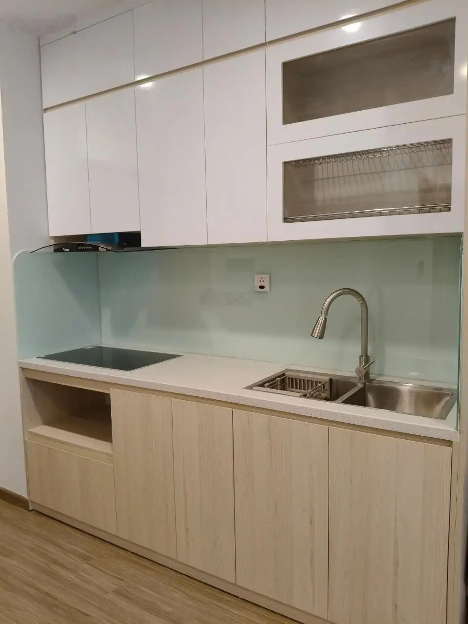 Chính chủ cần bán căn 2N2VS 53m2 full đồ , toà P1 tầng trung hướng tây nam view bể bơi,quảng trường