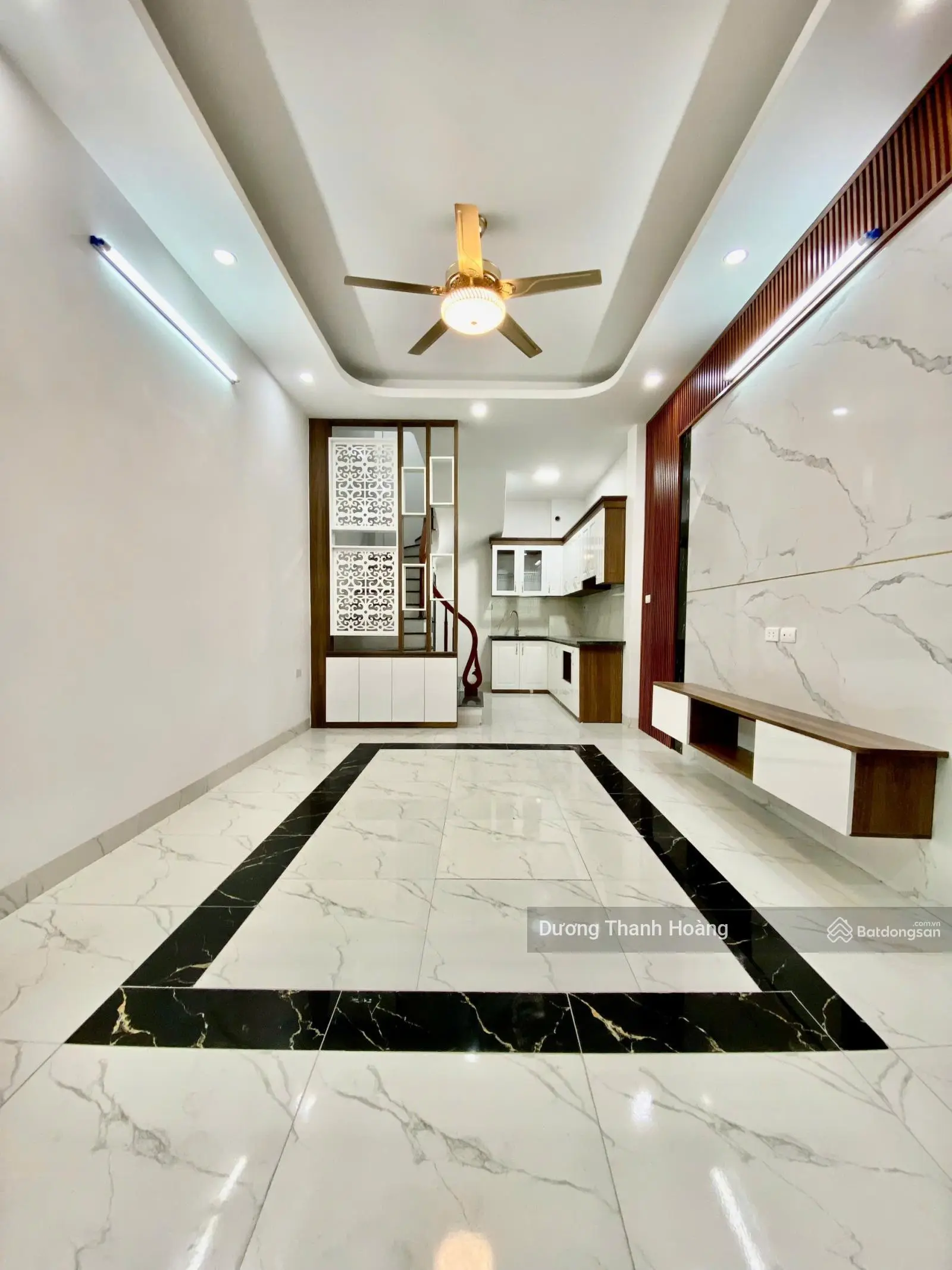 Nhà mới Thạch Bàn 5 tầng ngõ nông cách bãi gửi xe ô tô 50m , giá 4,5 tỷ
