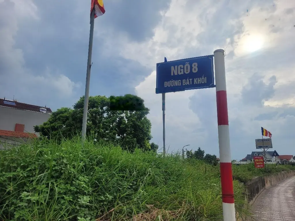 *Bát Khối - Đông Dư* ngõ 8 gần đê- 147m MT 8,4m - ô tô đi + ngõ thông* ở và để dành