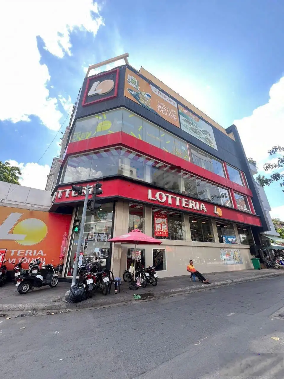 Góc 2 mặt tiền thành thái, quận 10. ngang 10m. đang cho thuê: 100 triệu/tháng, 6 tầng