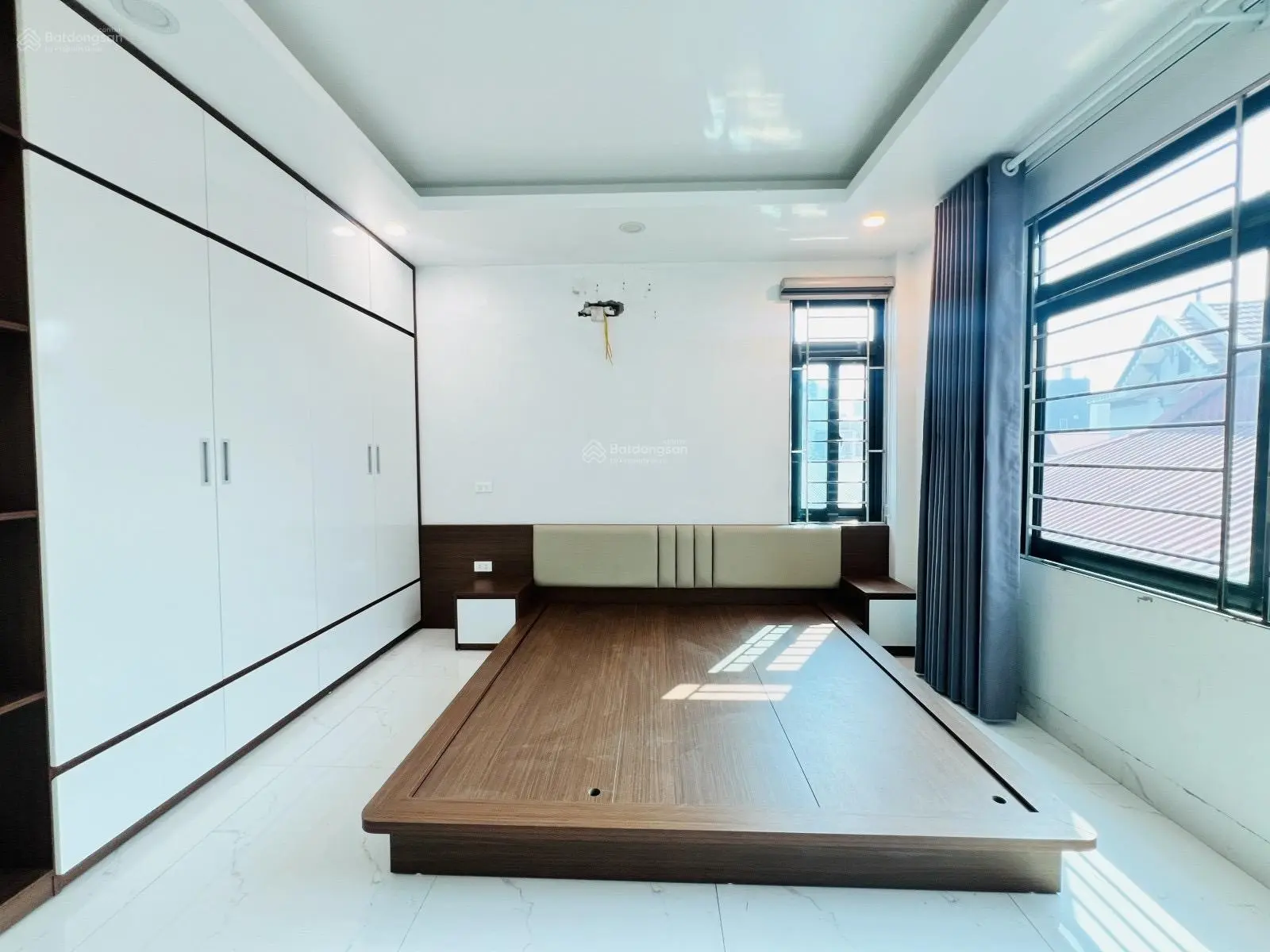 Nhà dân xây 3 thoáng - mặt phố - oto tránh dừng đỗ vào nhà - kinh doanh sầm uất - hiếm có