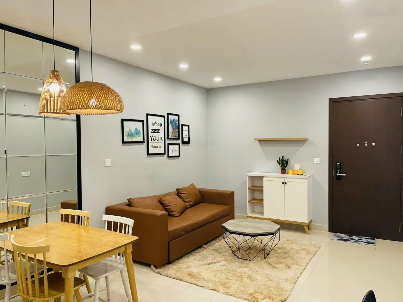 Bán nhà siêu đẹp, 3.3 tỷ, 57m2, 1 phòng ngủ, tòa Botanica Premier, Novaland, sát sân bay TSN