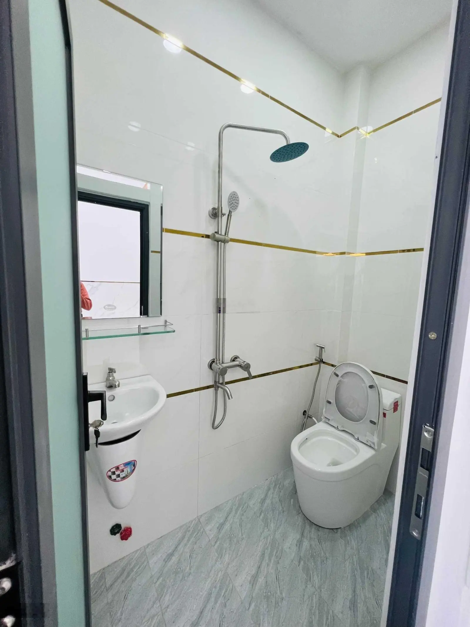 Nhà SHR 3 lầu 4 phòng ngủ 1 phòng thờ sân thượng 1 tum DT 50m2