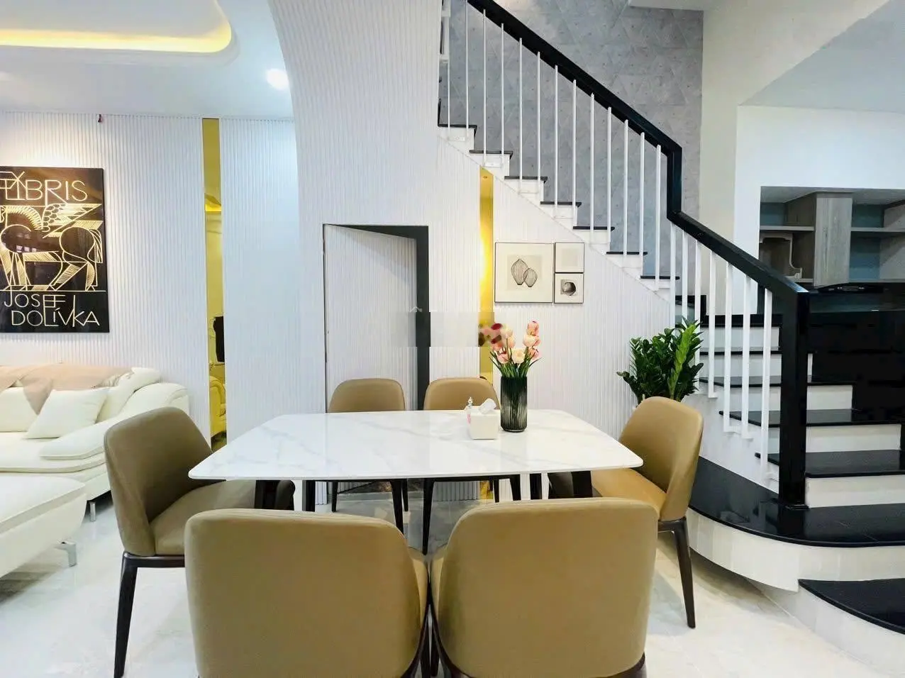 2tỷ450 bán 2tỷ250 căn 64m2 Lý Thường Kiệt P14 Q10. Gần BV Chợ Rẫy. 3 lầu 4PN 4WC.Sổ sẵn, hẻm oto 7m