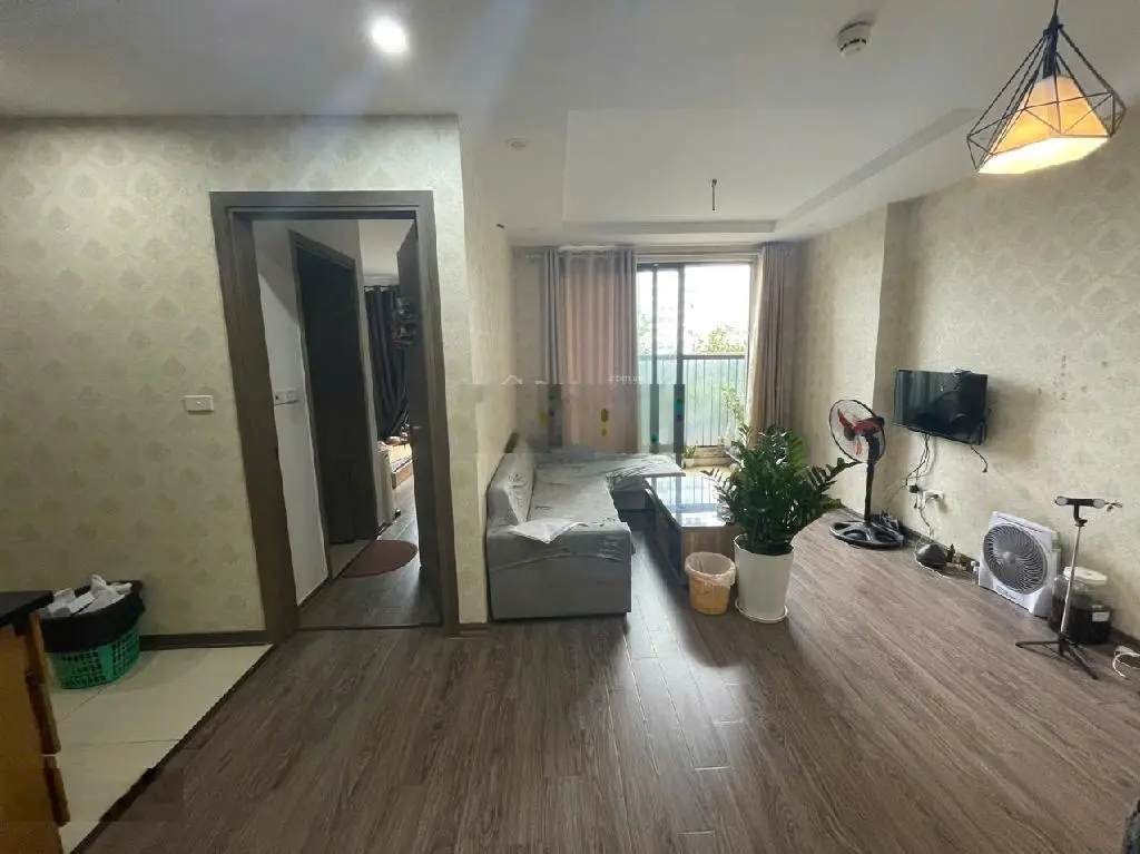 Chính chủ cần bán chung cư Helios, phòng khách rộng, ban công trồng hoa, thoáng sáng, full nội thất
