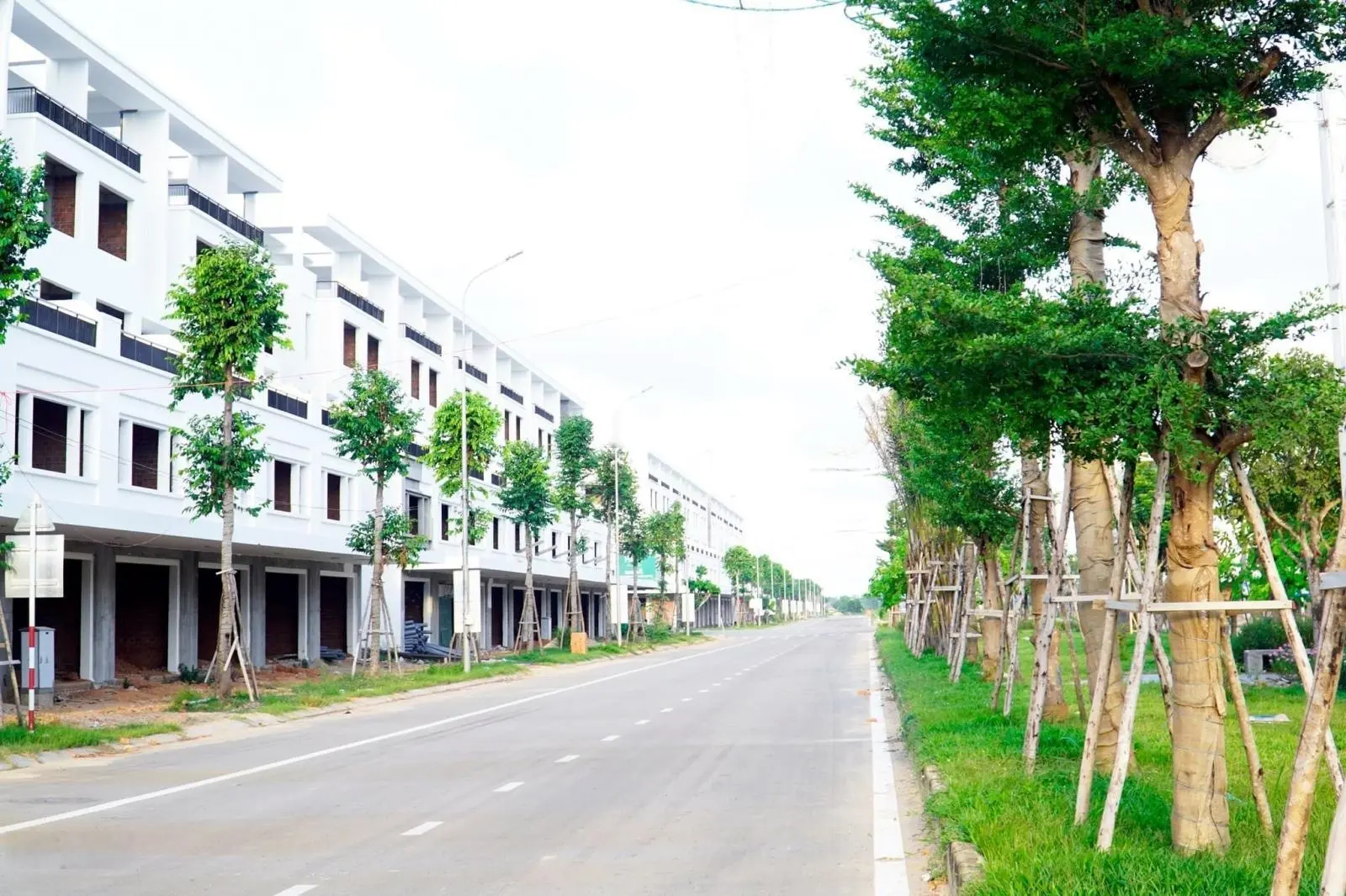 Chính chủ bán lô đôi đối diện công viên, sổ sẵn, hướng tây, nam đường 17,5m