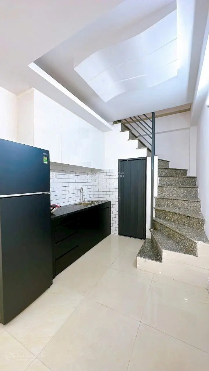 Bán nhà 2 phòng ngủ mặt tiền đường xe hơi quận 4