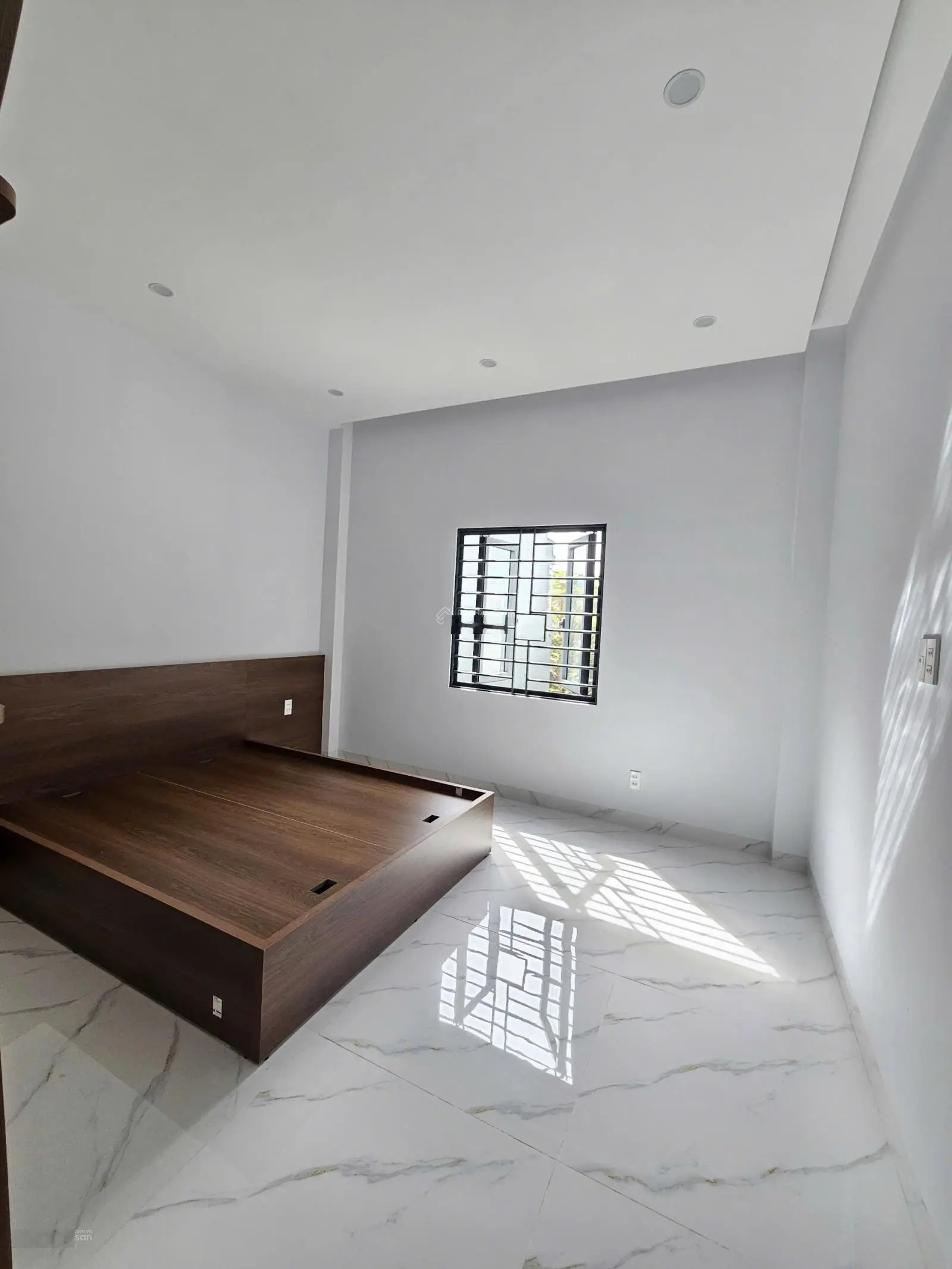 Nhà Phố Rẻ: 3Tỷ950_Nhà 1 Trệt 2 Lầu Full Nội Thất KDC Gần Chợ Phú Phong TP.Thuận An