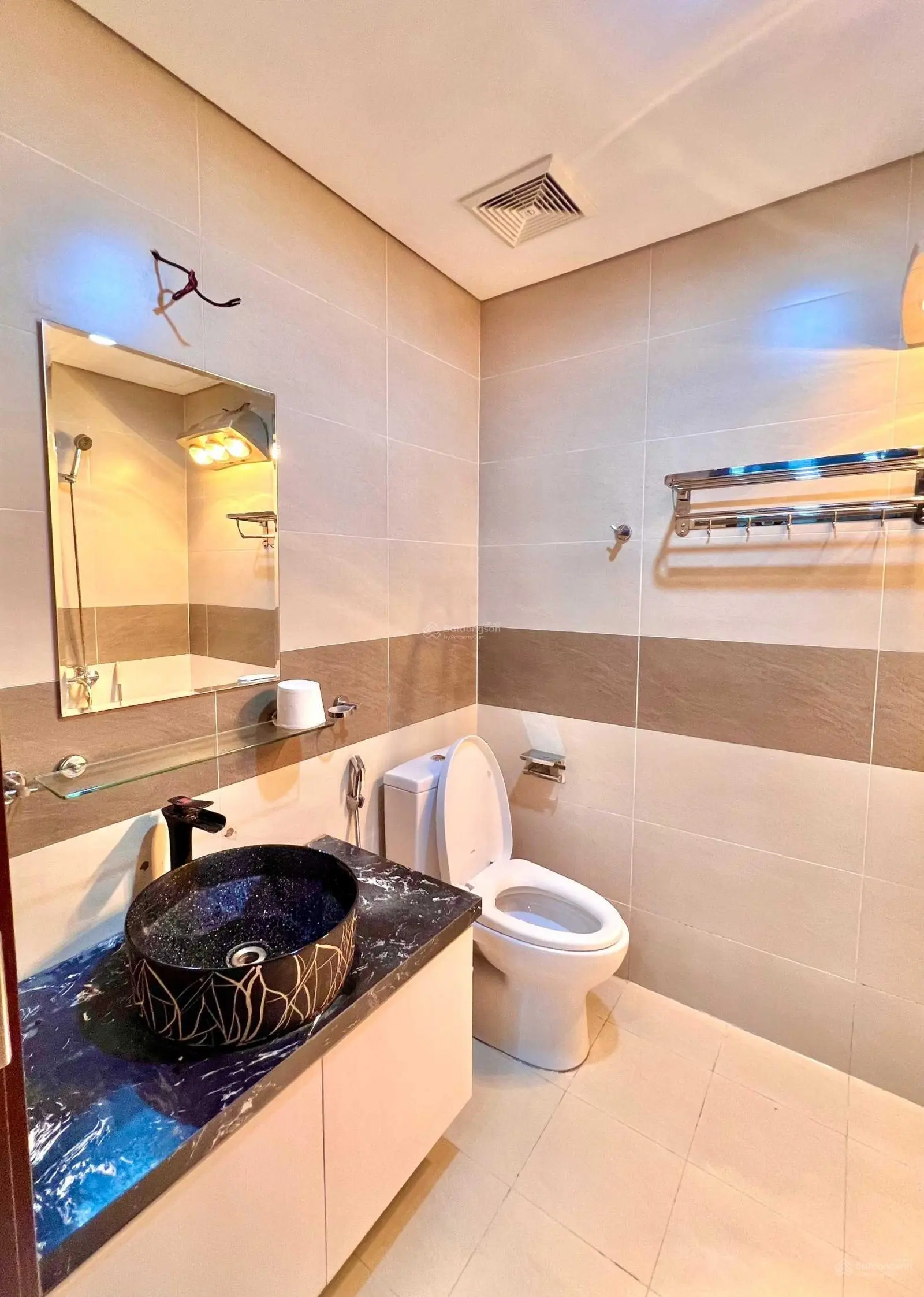 Bán căn hộ 65m2 chung cư mặt đường Hoàng Minh Giám Giá thỏa thuận