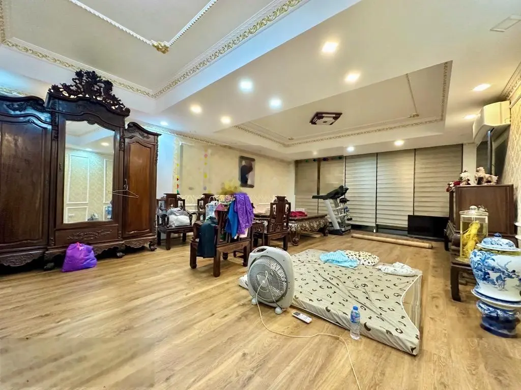 Nhà đẹp ô tô đỗ vào nhà viw hồ thoáng sáng giá hấp dẫn. Gần hồ linh Quang