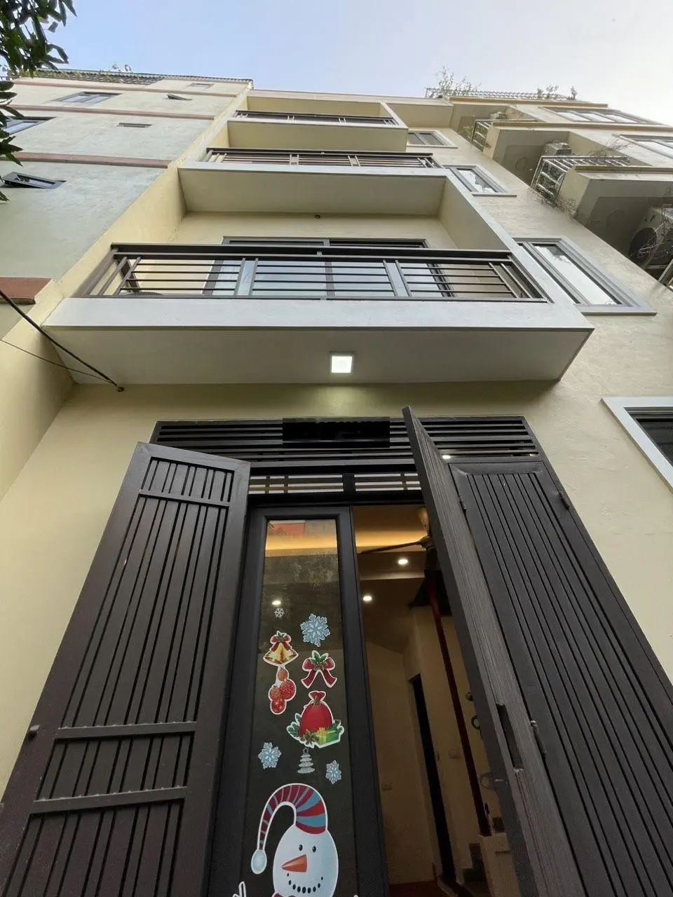 Nhà gần bệnh viện Phương Đông, diện tích 30m2, 5 tầng, mặt tiền 5.23m. Mặt tiền thoáng mát