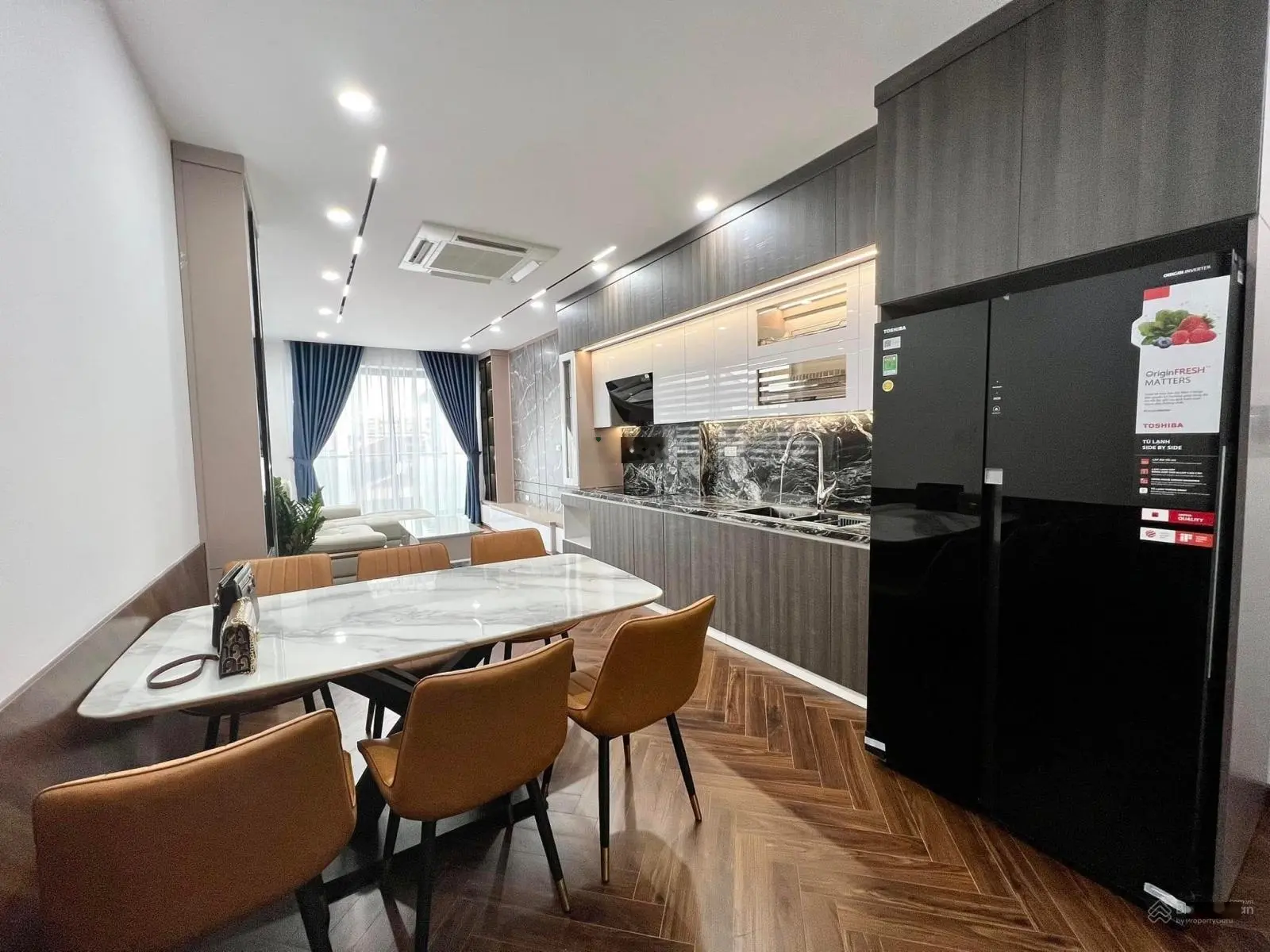 Bán nhà phố hoàng cầu-ô tô vào nhà,1 nhà ra mặt phố dt:45m -4 tầng -mt:4m -giá:15.x tỷ