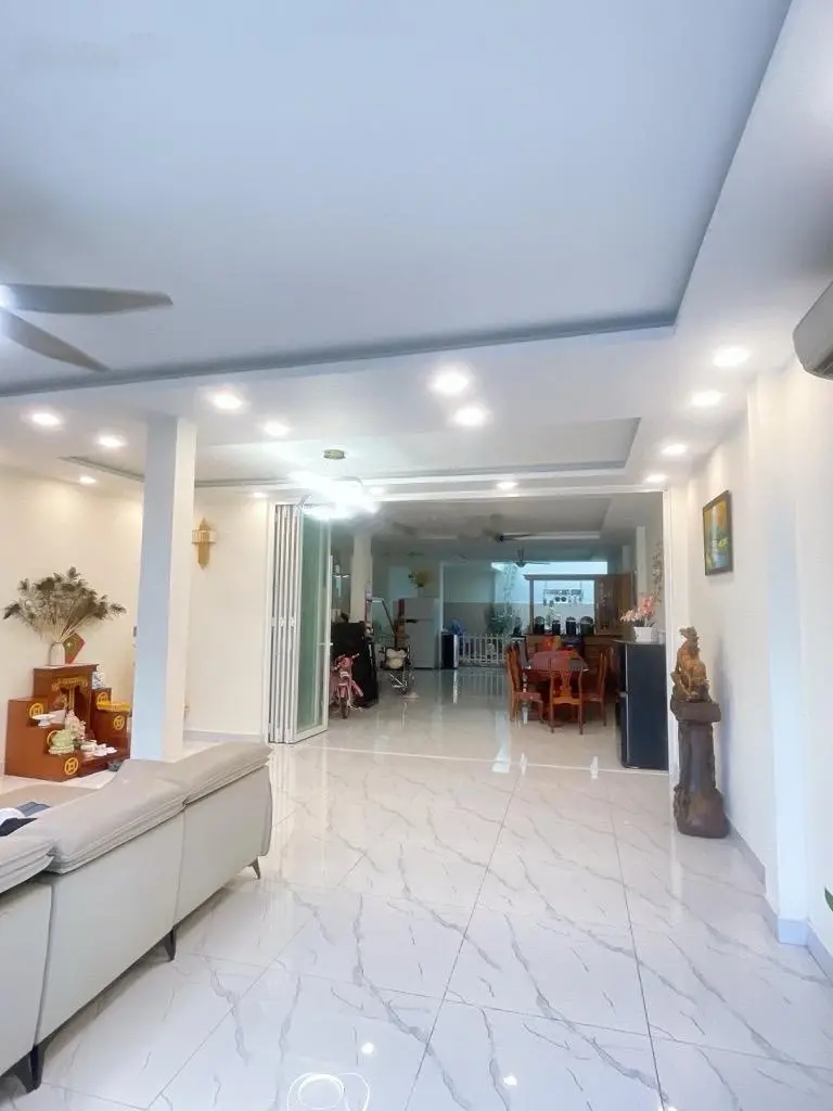 Nhà đẹp 6.8x28m, 3 tầng. Vị trí cực đẹp, toàn biệt thự. Cần bán nhanh