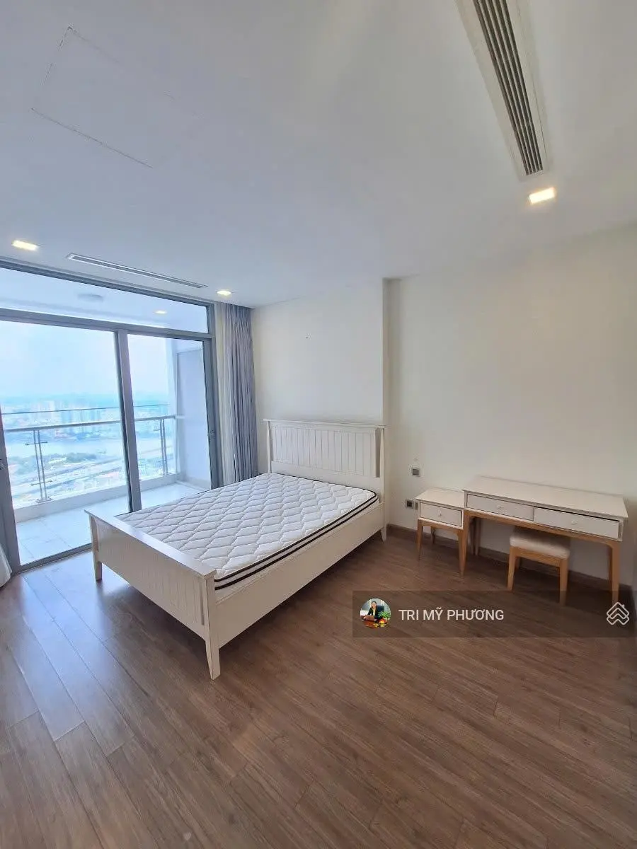Độc quyền căn 3PN, giá mua bán siêu hời, 116m2, tầng cao, có nội thất, Vinhome Central Park.