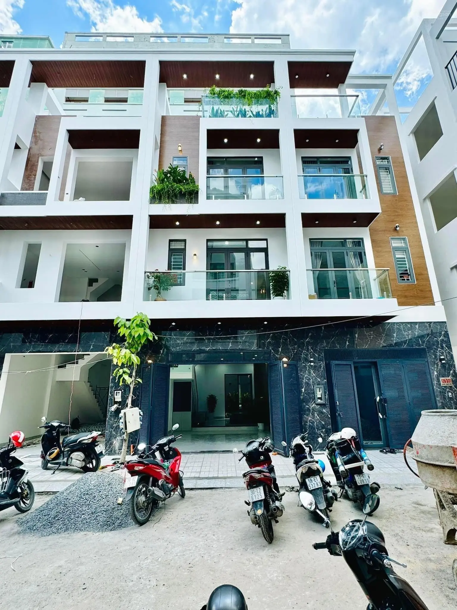 Cần bán nhà CMT8, P12, Q10. DT 62m2, trệt, 4 lầu. Giá 3 tỷ 450. Gần Công trường Dân Chủ.