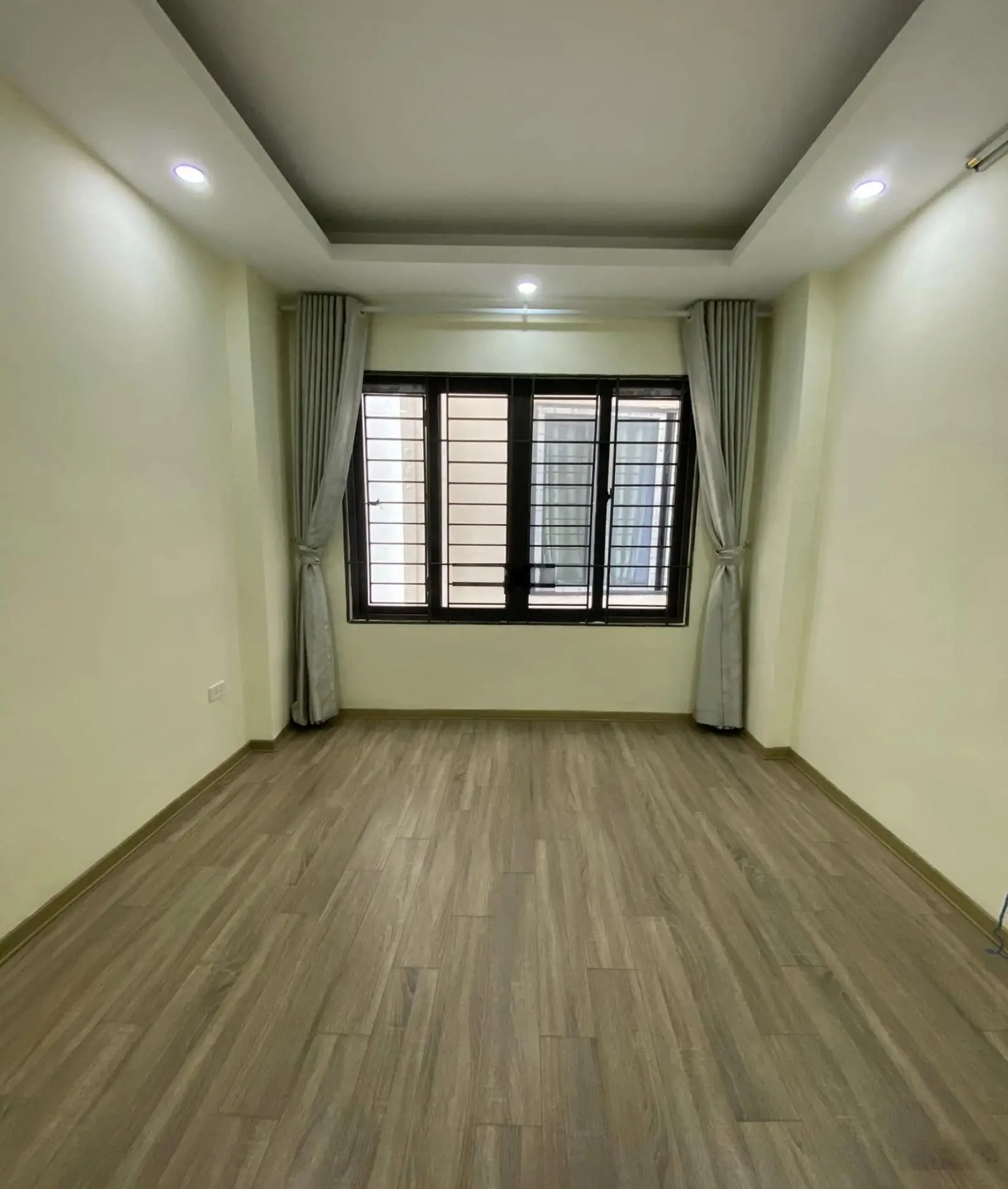 Nhà ngõ 247 phố Định Công, 35m2, 5 tầng, 4 ngủ, giá nhỉnh 5 tỷ, SĐCC, ngõ 2,5m, oto gần