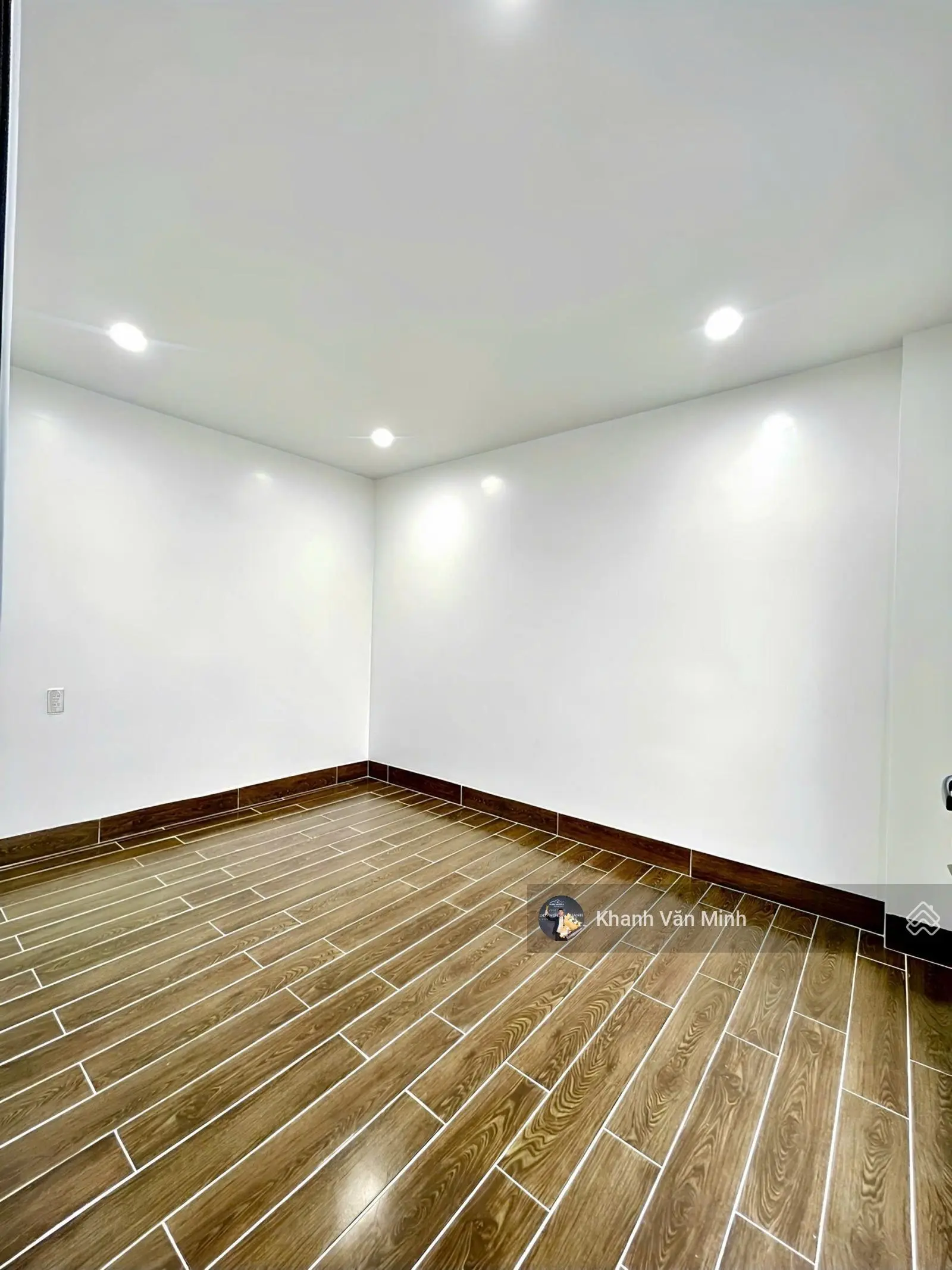 Nhà sân cổng riêng, 50m2 x 4 tầng độc lập tại Miếu Hai Xã,