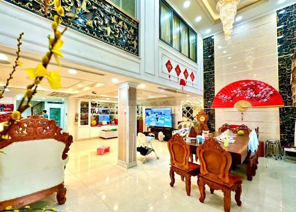 Biệt thự mặt tiền khu vip tên lửa- 180m2-9*20-6 tầng- hầm+ thang máy- nội thất xịn- giá 38 tỷ tl.